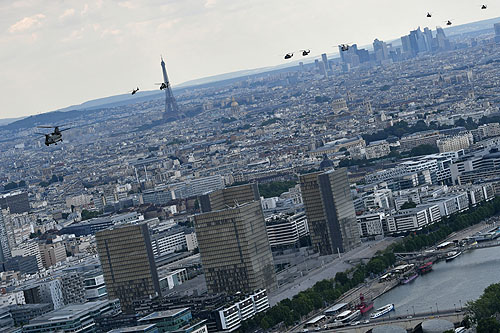 Sortie de Paris et virage vers le Nord, au premier plan la Bibilothèque Nationale, au fond la Tour Eiffel et La Défense