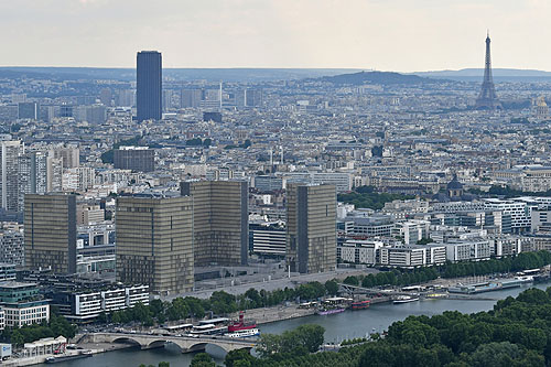 Au premier plan la Bibilothèque Nationale, au fond la Tour Montparnasse et la Tour Eiffel