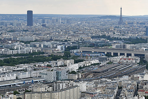 Au premier plan la Gare de Lyon, la Tour Montparnasse et la Tour Eiffel