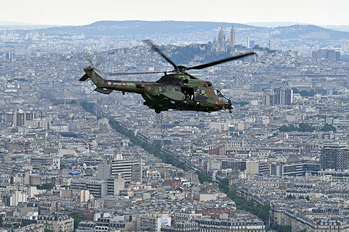 Hélicoptère AS532 Cougar, au fond la Butte Montmartre