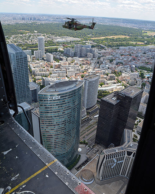 En hélicoptère au-dessus de la Défense