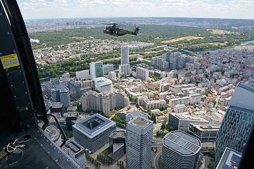 En hélicoptère au-dessus de la Défense