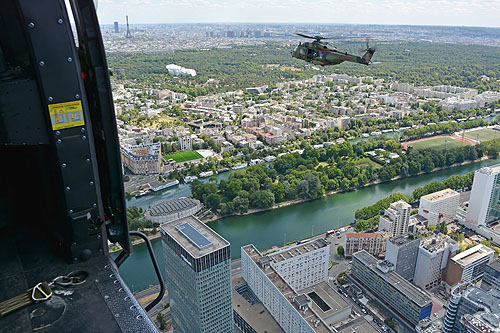 En hélicoptère au-dessus de la Défense