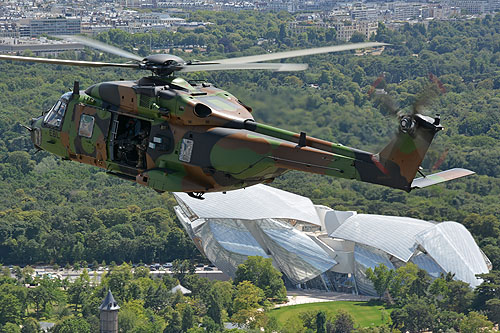 En hélicoptère au-dessus du Musée de la Fondation Louis Vuitton, Bois de Boulogne