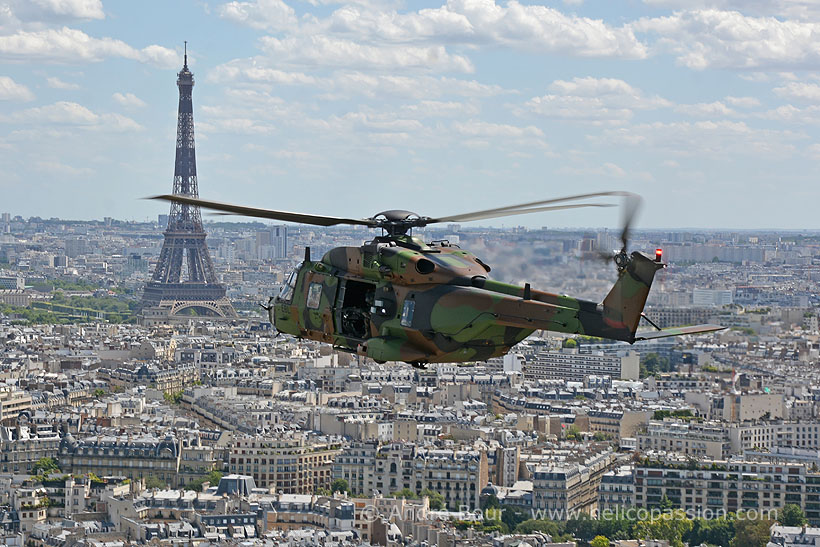 Hélicoptère NH90 de l'ALAT devant la Tour Eiffel à Paris