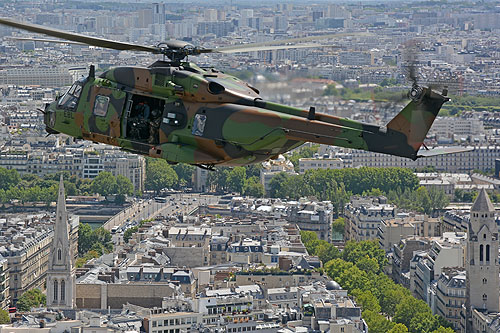 Hélicoptère NH90 au-dessus de Paris