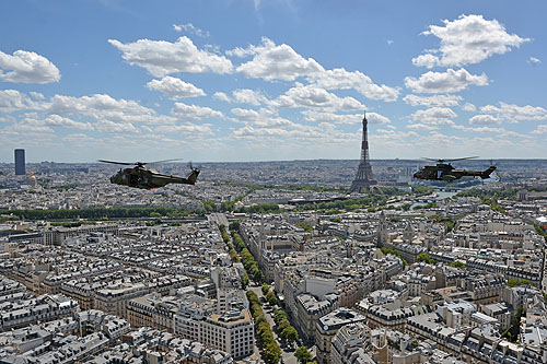 Hélicoptères NH90 et AS532 Cougar au-dessus de Paris