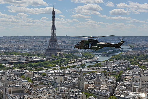 Hélicoptère AS532 Cougar devant la Tour Eiffel