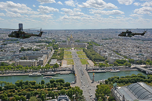 Hélicoptères NH90 et AS532 Cougar en vol devant les Invalides