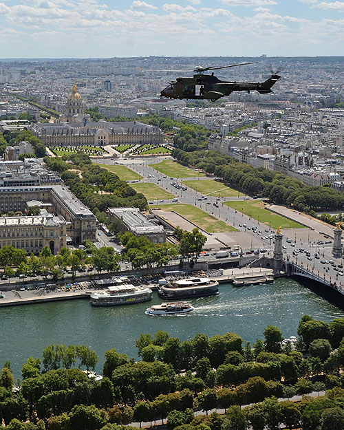 Hélicoptères AS532 Cougar en vol devant les Invalides