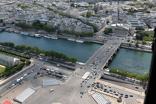 Passage à la verticale de la Place de la Concorde, avec de l'autre côté de la Seine, l'Assemblée Nationale