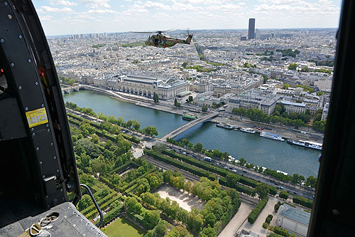 Au-dessus du Jardin des Tuileries, avec de l'autre côté de la Seine, le Musée d'Orsay