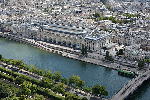 Au-dessus du Jardin des Tuileries, avec de l'autre côté de la Seine, le Musée d'Orsay