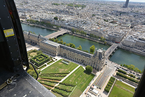 Au-dessus du Musée du Louvre