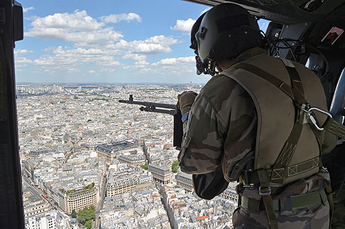 Vue sur Paris, avec le mitrailleur de porte à bord de l'hélicoptère Cougar