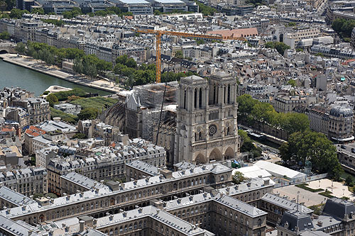 Notre-Dame de Paris, avec une vue sur les travaux de réparation