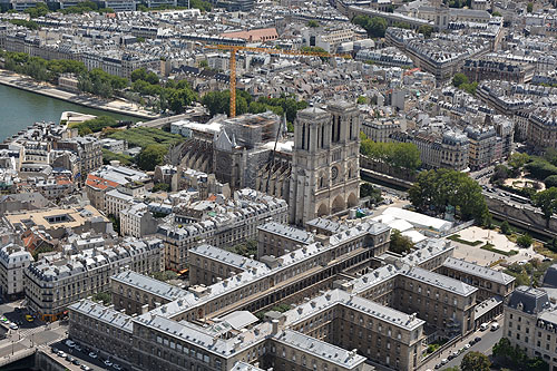 Notre-Dame de Paris, avec une vue sur les travaux de réparation