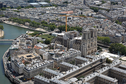 Notre-Dame de Paris, avec une vue sur les travaux de réparation