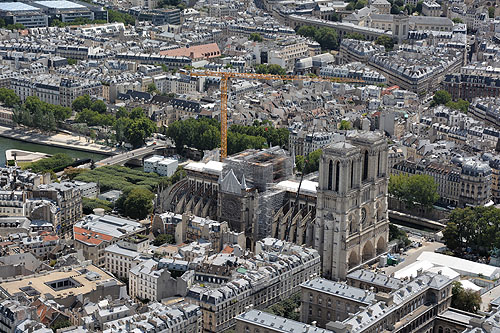 Notre-Dame de Paris, avec une vue sur les travaux de réparation