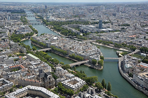 Au centre, l'Ile Saint-Louis. Un peu plus loin l'Université de Jussieu, le jardin des Plantes et la gare d'Austerlitz