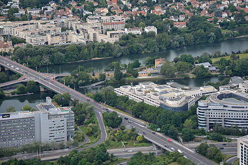 Le pont de Chatou et l'Ile des Impressionnistes, au centre la Maison Fournaise