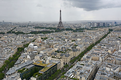 Passage au-dessus de la Place de l'Etoile, avec sur la droite l'avenue Kléber en direction du Trocadéro