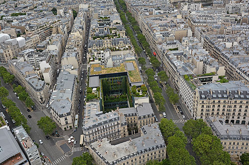 Passage au-dessus de la Place de l'Etoile, avec sur la droite l'avenue Kléber en direction du Trocadéro