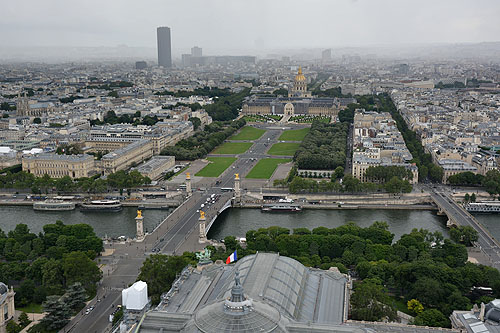 Esplanade des Invalides, Pont Alexandre III, avec au premier plan le toit du Grand Palais