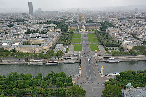 Esplanade des Invalides, Pont Alexandre III, avec au premier plan le toit du Grand Palais