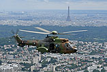 Hélicoptère AS532 Cougar de l'ALAT devant la Tour Eiffel à Paris