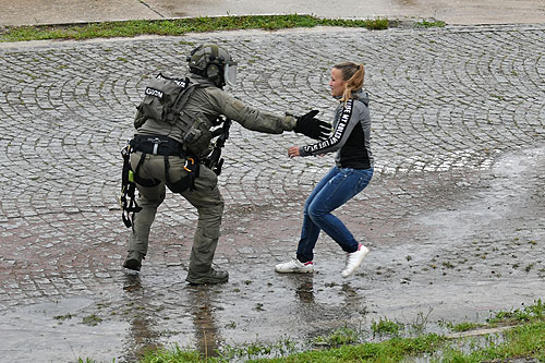 l'otage s'échappe vers les hommes du GIGN et est mis à l'abri