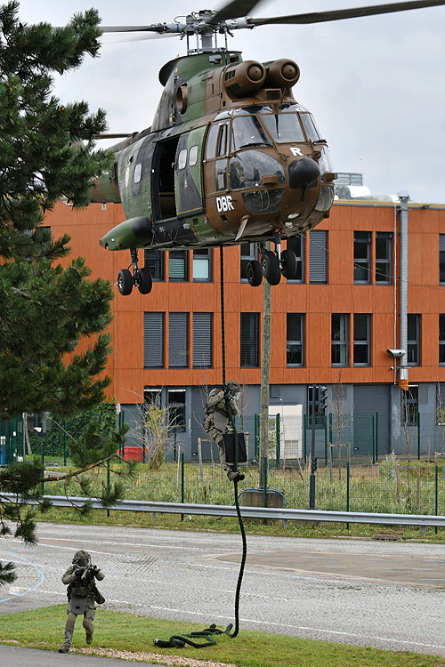 Descente en corde lisse d'un groupe du GIGN de l'hélicoptère SA330 Puma