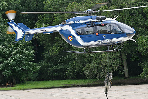 Descente en corde lisse d'un groupe du GIGN de l'hélicoptère EC145