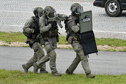 Un groupe du GIGN en progression