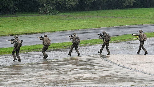 Les soldats progressent à découvert