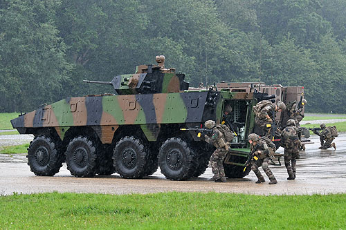 Des commandos sortent des véhicules blindés