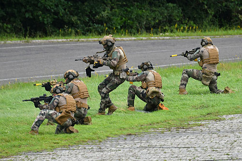 Les commandos progressent rapidement vers le camp ennemi pour appréhender le chef ennemi