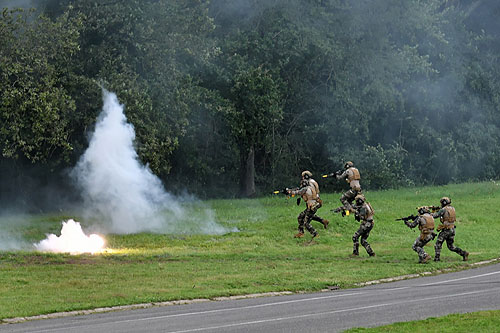 Les commandos progressent rapidement vers le camp ennemi pour appréhender le chef ennemi