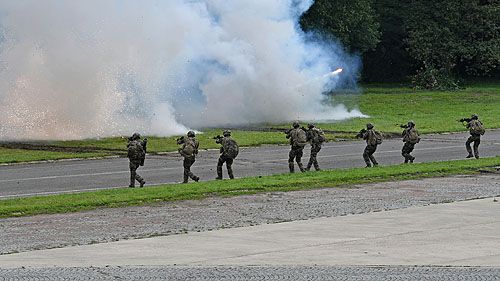 Les soldats progressent à découvert