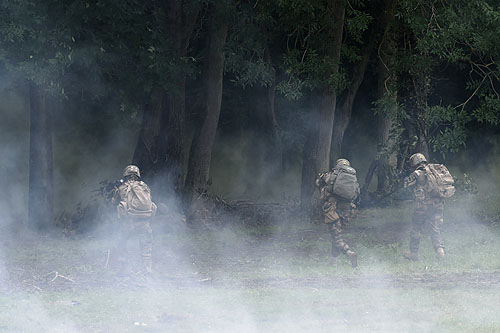 Les soldats progressent à découvert