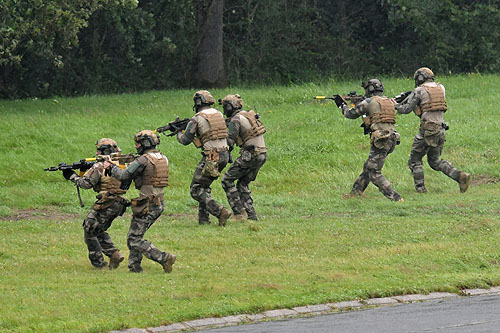 Les commandos progressent rapidement vers le camp ennemi pour appréhender le chef ennemi