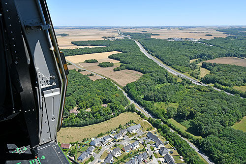 L'hélicoptère NH90 vole portes ouvertes, voici la vue sur la campagne environnante lors du vol de Chartres à Paris