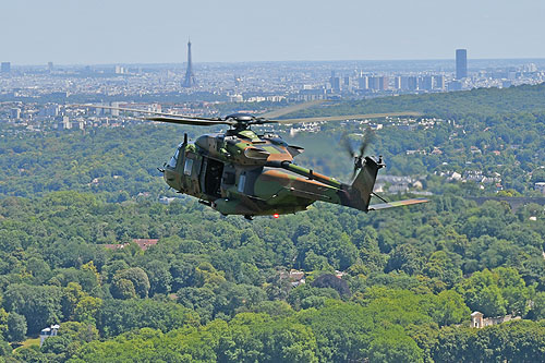 Hélicoptère NH90 Caïman à l'Ouest de Paris, en direction de la Tour Eiffel