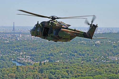 Hélicoptère NH90 Caïman à l'Ouest de Paris, en direction de la Tour Eiffel