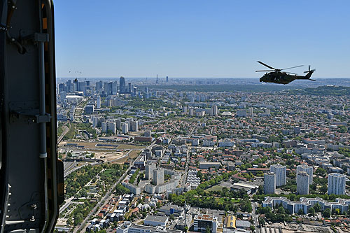 Après plusieurs boucles au-dessus de la banlieue Sud-Ouest, les hélicoptères s'alignent en direction de Paris dans l'axe La Défense - Etoile - Concorde