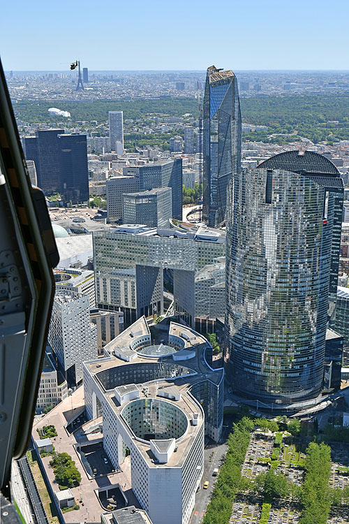 En vol au milieu des gratte-ciels de la Défense