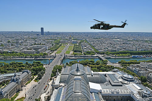 Hélicoptère NH90 au-dessus du Grand-Palais, avec au fond le Pont Alexandre III, l'Esplanade des Invalides et la Tour Montparnasse