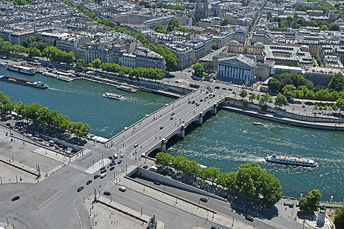 Au-dessus de la Place de la Concorde, avec l'Assemblée Nationale de l'autre côté de la Seine