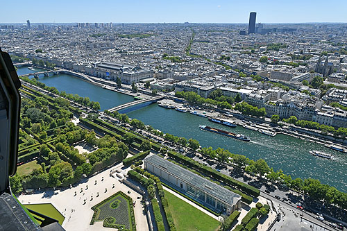 Passage au-dessus du Jardin des Tuileries