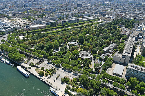 Jardin des Plantes, au fond la Grande Galerie de l'Evolution